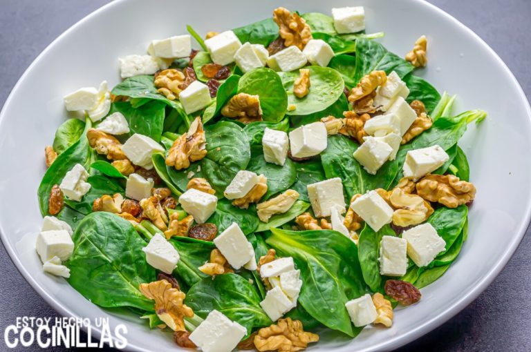 Receta de ensalada de canónigos con queso fresco y frutos secos