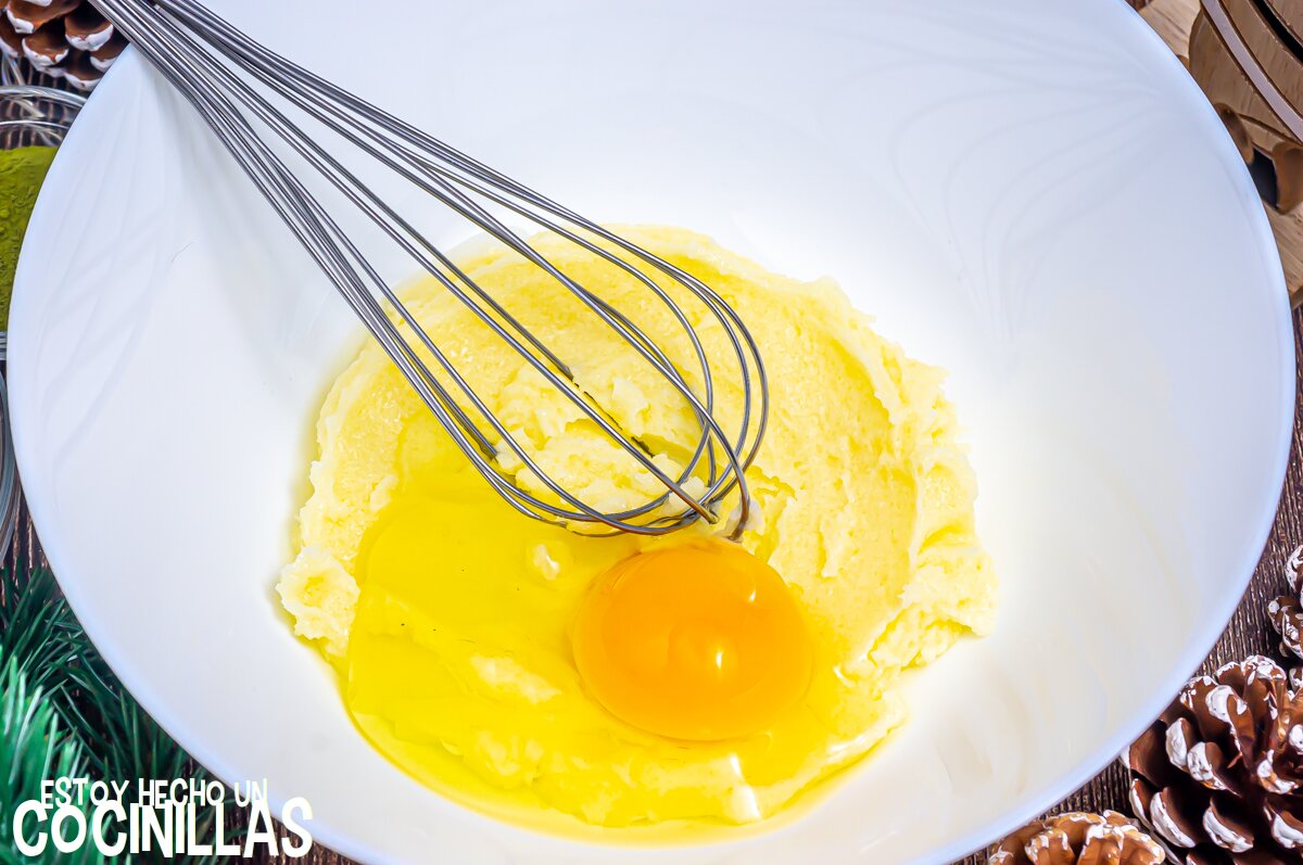 Incorporar el huevo a la mantequilla