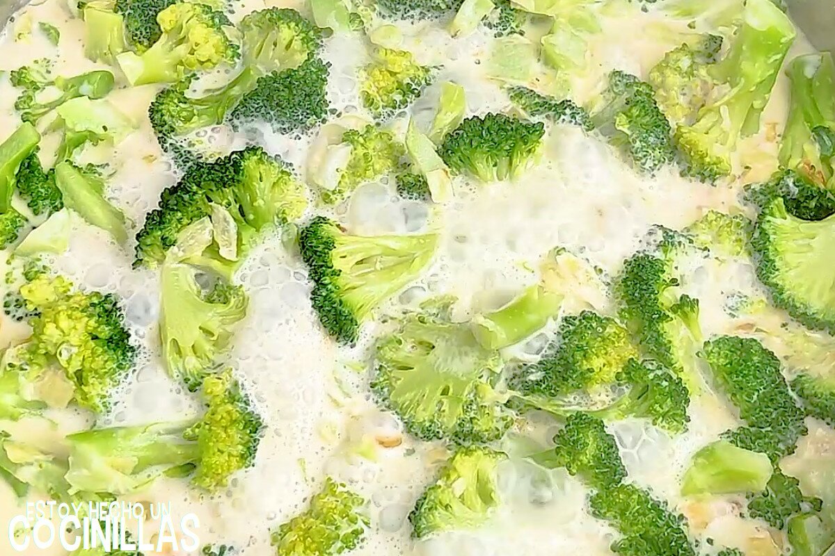 Macarrones con brócoli (cocción de la salsa)