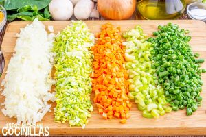 Sopa de verduras (cortar las verduras)