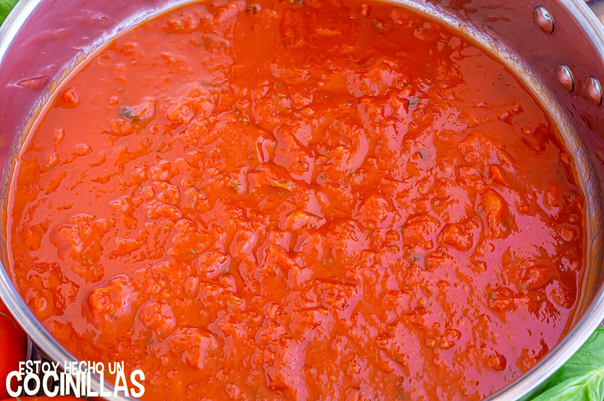 Tallarines con atún (salsa de tomate)