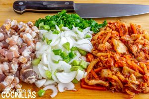 Trocear el kimchi, la panceta y picar la cebolla