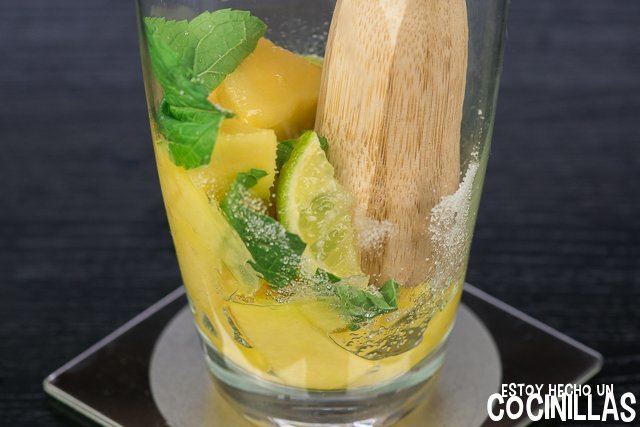 Mojito de mango. Cóctel de ron, menta, mango y lima