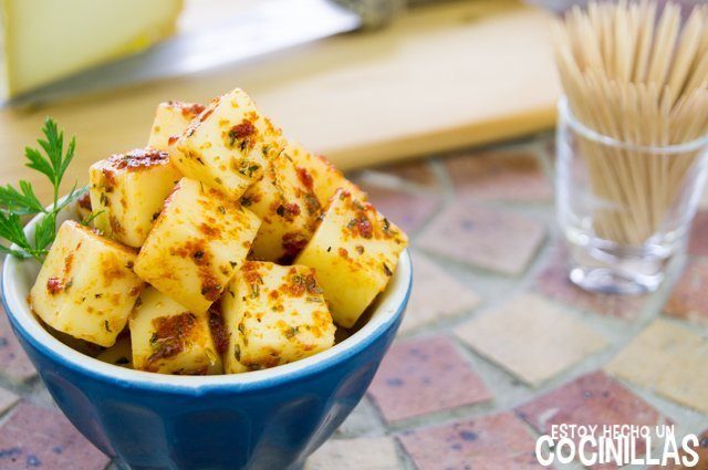 Queso curado aliñado con tomate y albahaca