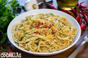 Espaguetis con ajo, aceite y guindilla (Spaghetti aglio, olio e peperoncino)
