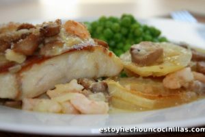 pescado al horno con patatas, champiñones y gambas