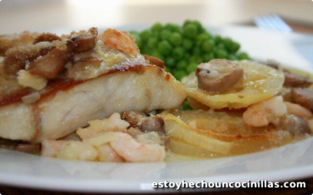 pescado al horno con patatas, champiñones y gambas