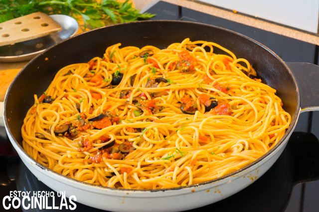 Espaguetis putanesca (mezclar)