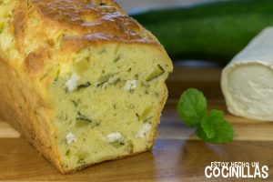 Bizcocho de calabacín, queso de cabra y menta