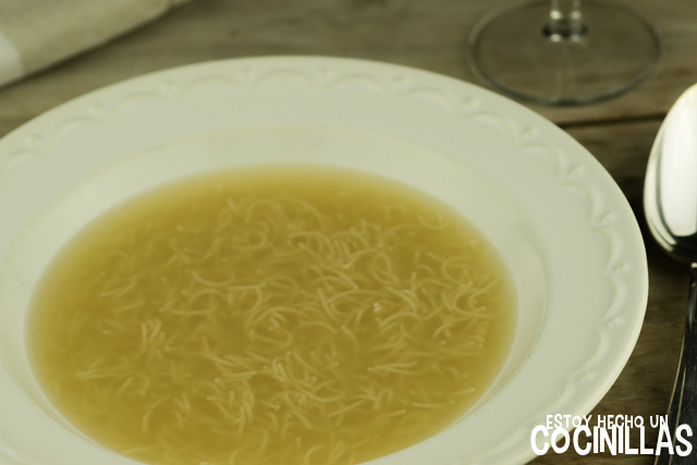 Sopa de pollo con fideos