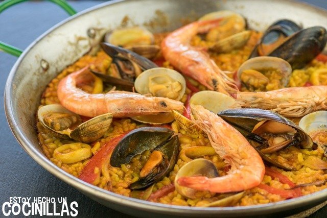 Paella mixta con pollo, cerdo y mariscos