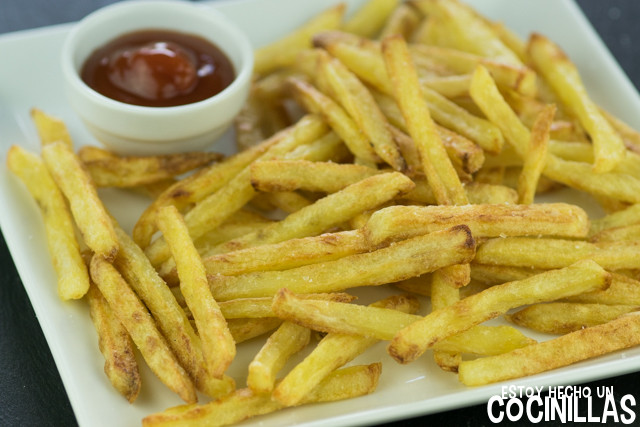 Patatas fritas al horno y ketchup