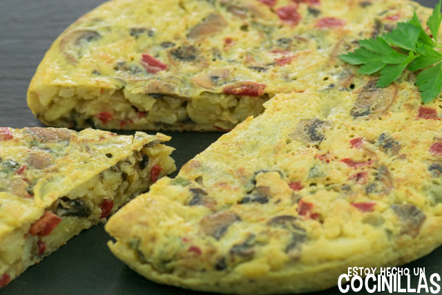 tortilla de patatas con champiñones y pimientos