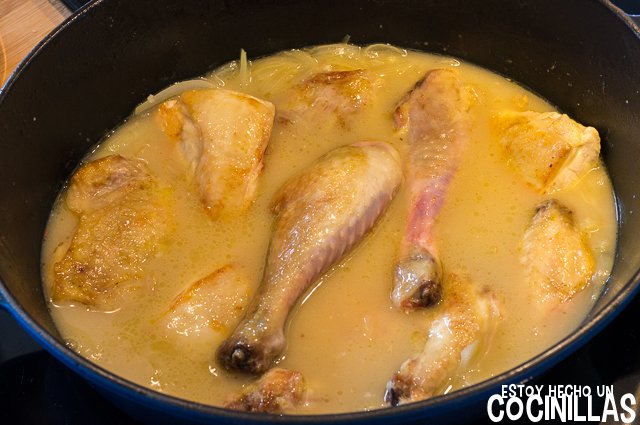 Pollo en salsa con champiñones (cocer)