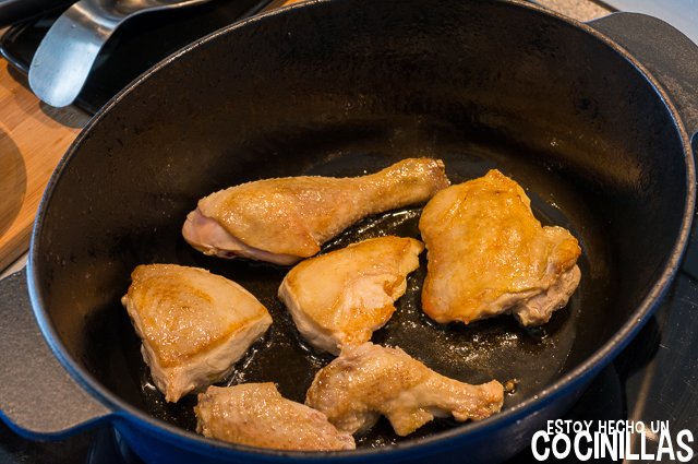 Pollo en salsa con champiñones (dorar el pollo)