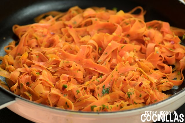 Tallarines de zanahoria con ajo y guindilla