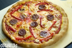 Pizza de chorizo y pimiento rojo