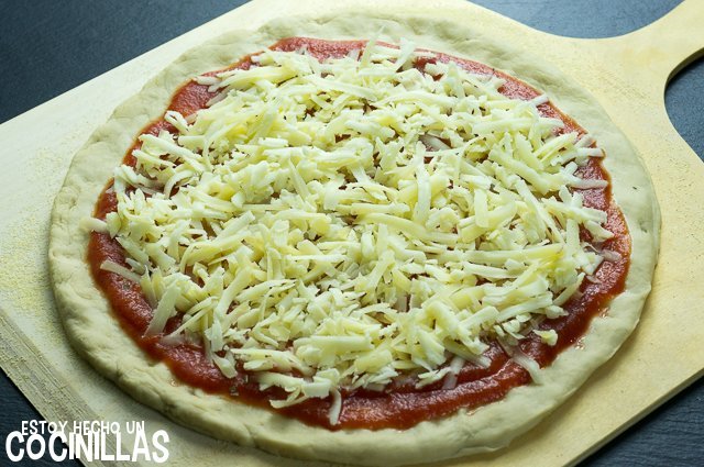 Pizza de chorizo y pimiento rojo (queso rallado)