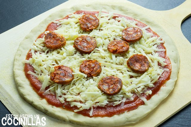 Pizza de chorizo y pimiento rojo (rodajas de chorizo)