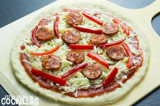 Pizza de chorizo y pimiento rojo (tiras de pimiento)