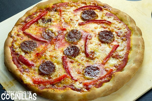 Pizza de chorizo y pimiento rojo