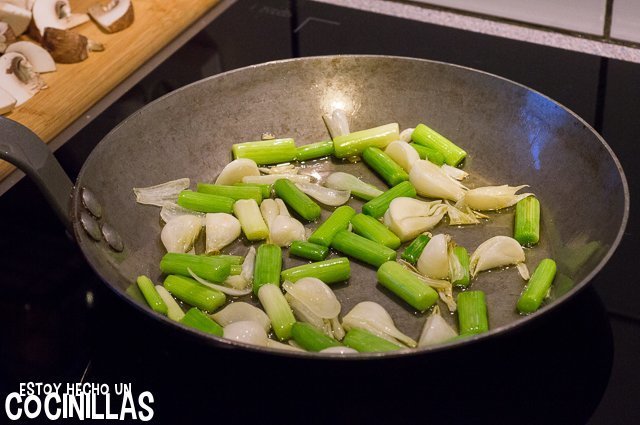 Revuelto de ajos tiernos y champiñones (saltear ajos)