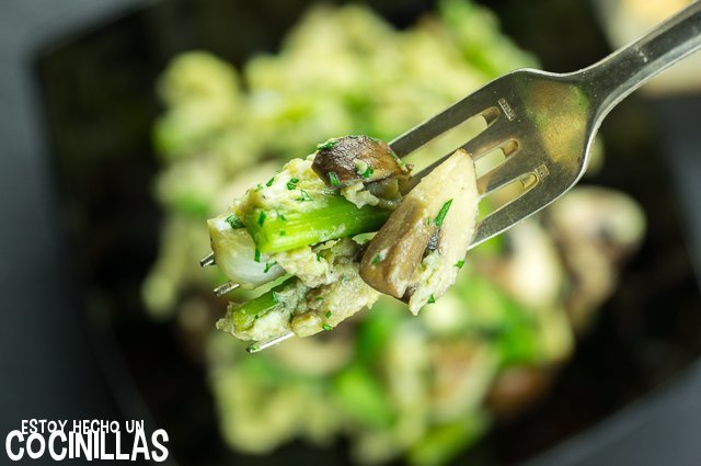 Revuelto de ajos tiernos y champiñones (tenedor)