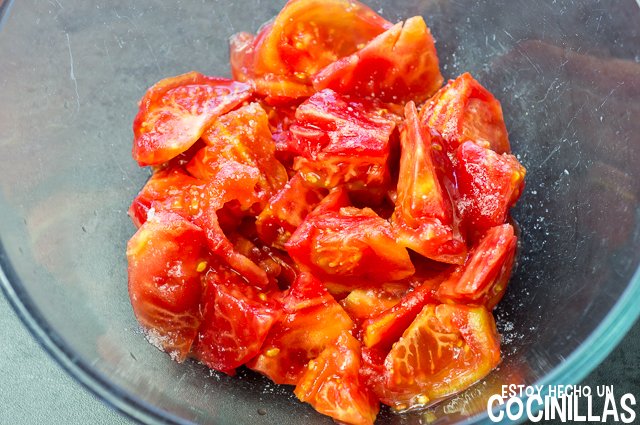 Ensalada de tomate y cebolla (cortar el tomate)
