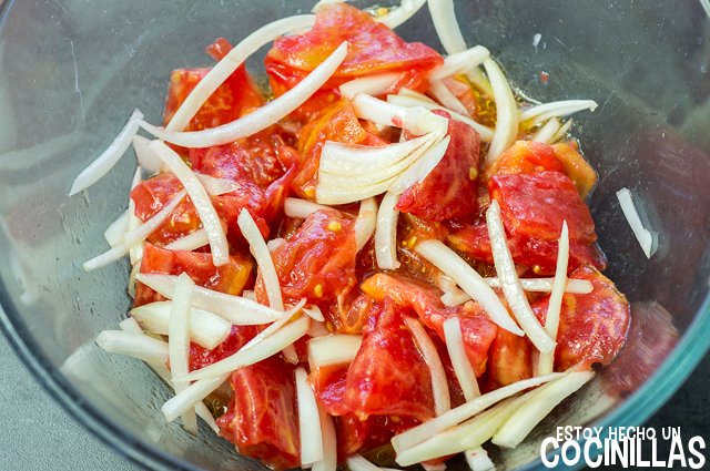 Ensalada de tomate y cebolla (mezclar)