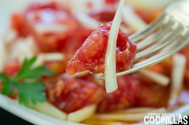 Ensalada de tomate y cebolla (tenedor)
