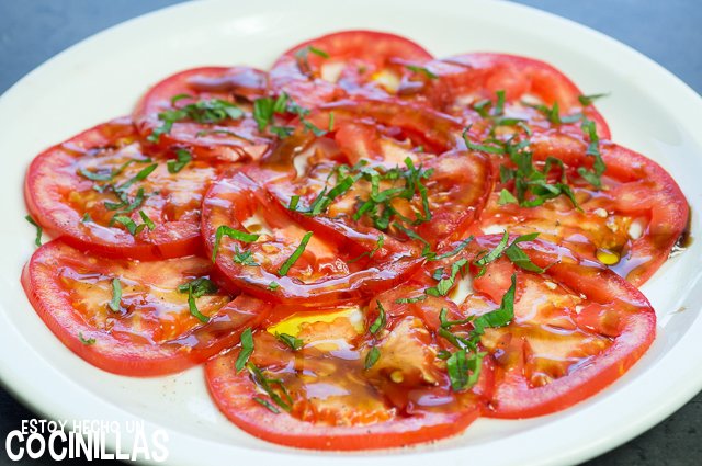 Carpaccio de tomate (albahaca)