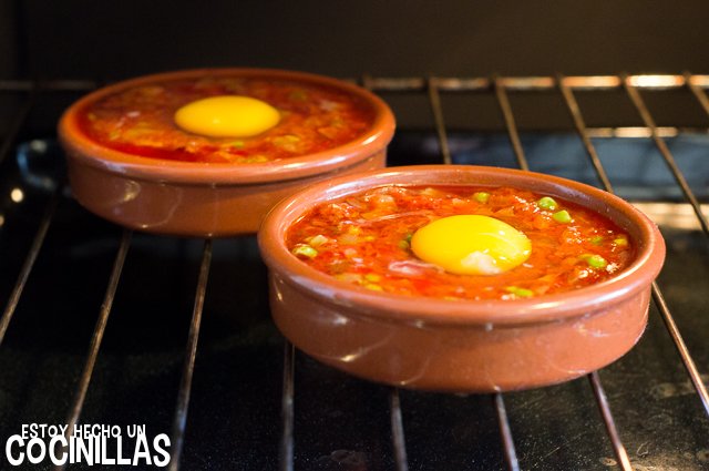 Huevos al plato con chorizo (horno)