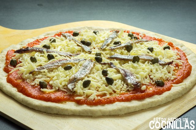 Pizza de anchoas, aceitunas y alcaparras (alcaparras)