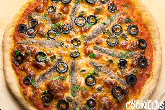 Pizza de anchoas, aceitunas y alcaparras