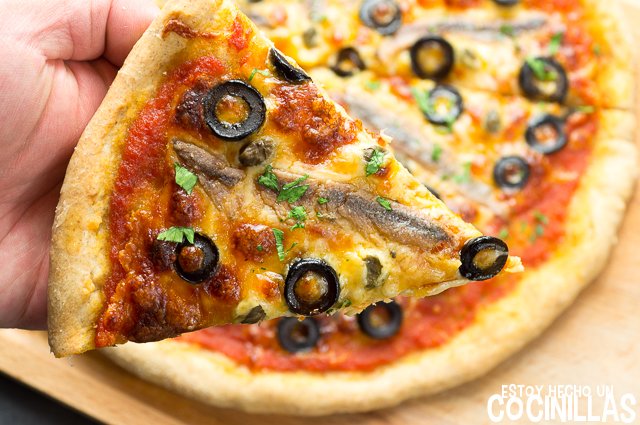 Pizza de anchoas, aceitunas y alcaparras (porcion)
