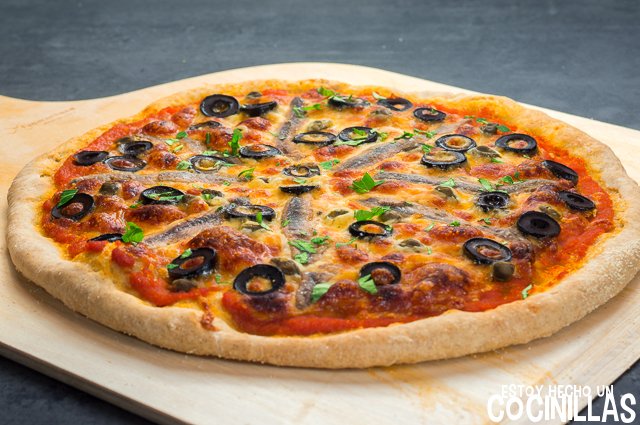 Pizza de anchoas, aceitunas y alcaparras