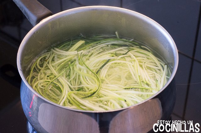 Espaguetis de calabacín con pesto de aguacate (escaldar)