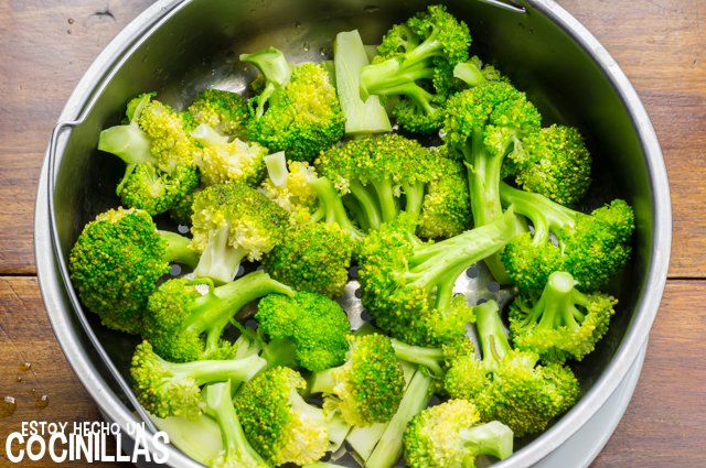Brócoli salteado con almendras (brócoli al vapor)