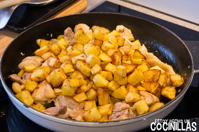 Pollo al ajillo con patatas fritas (mezclar)