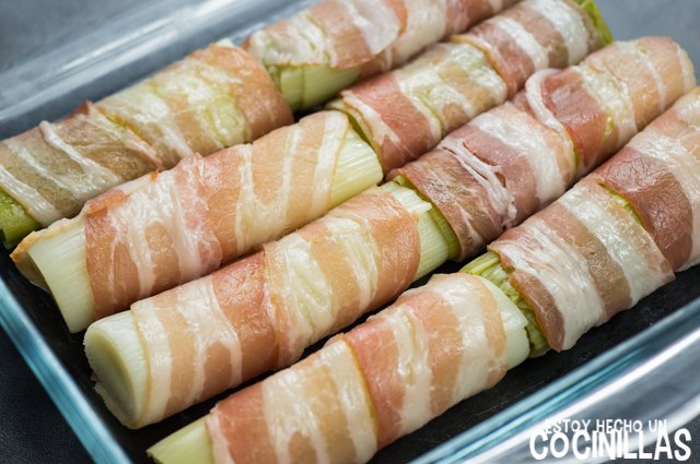 Puerros con bacon gratinados al horno (enrollar)