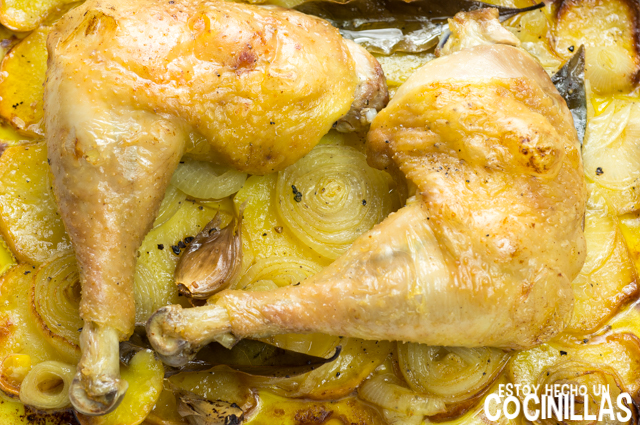 Receta de cuartos traseros de pollo al horno con patatas y cebolla.  ¡Delicioso!