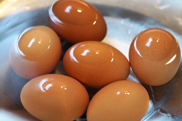 Huevos rellenos de guacamole (cocer los huevos)