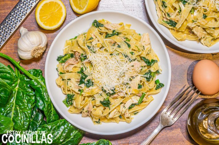Receta de pasta con pollo y espinacas (pasta a la florentina)