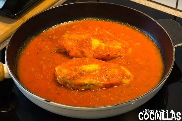 Pechugas de pollo con tomate (cocción)