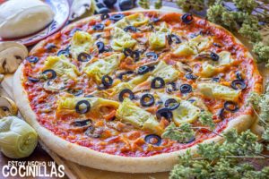 Pizza con alcachofa, jamón, champiñones y aceitunas
