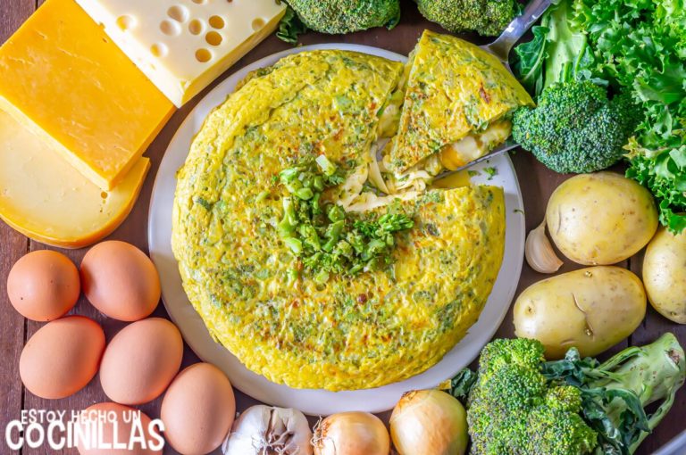 Receta de tortilla de patatas y brócoli rellena de queso
