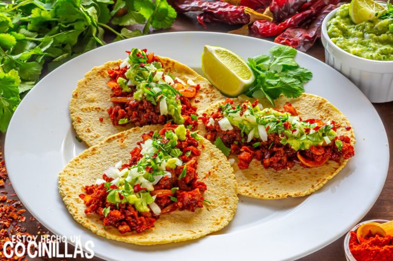 Receta de tacos de chorizo con salsa verde de aguacate. Cocina mexicana