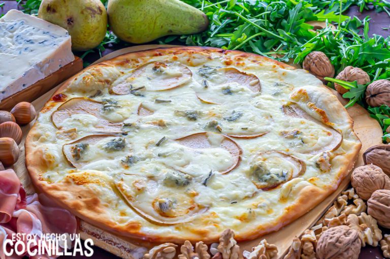 Receta de pizza blanca con pera, jamón y rúcula