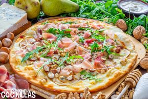 Pizza blanca de pera, gorgonzola, jamón y rúcula