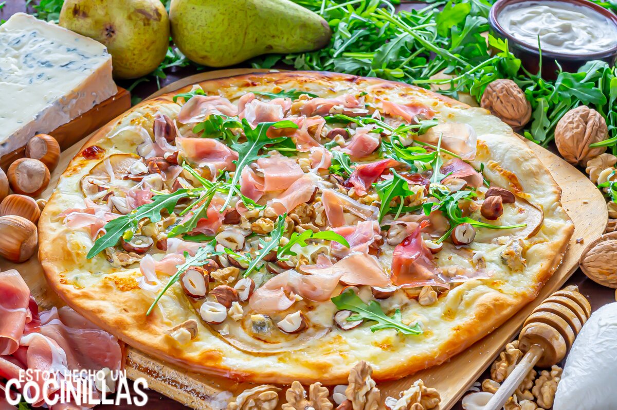 Pizza blanca de pera, gorgonzola, jamón y rúcula